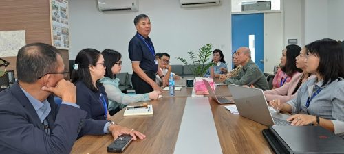 PGS.TS Nguyễn Kim Hồng, Hiệu trưởng Trường ĐH Nguyễn Tất Thành chỉ đạo và khích lệ giảng viên Khoa Truyền thông sáng tạo