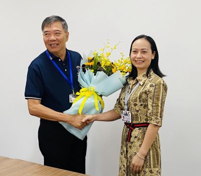 Cô ThS Nguyễn Phương Dung , Giảng viên Khoa TTST đại diện Khoa tặng hoa cho Thầy Hiệu trưởng